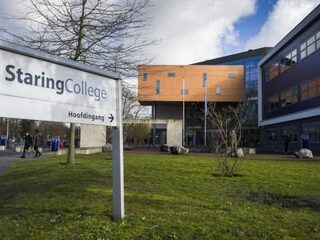 Leerlingen staken vanwege geschorste leraar die porno keek in klas