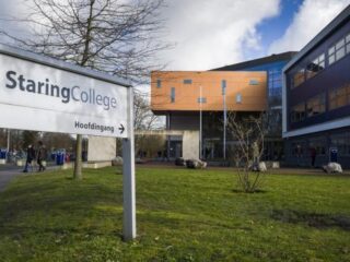 Leerlingen staken vanwege geschorste leraar die porno keek in klas