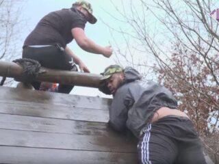 De FunX Strijders hebben het zwaar tijdens de survivalopdracht