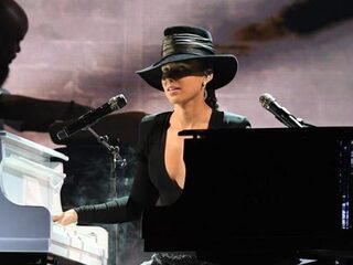 Alicia Keys rockt twee piano's en steelt de show bij de Grammy's