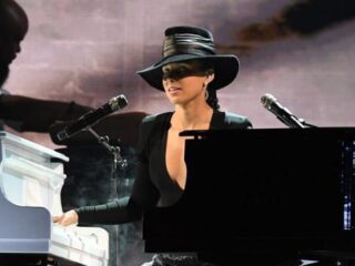 Alicia Keys rockt twee piano's en steelt de show bij de Grammy's