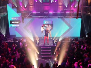 Geschokte Bizzey vergat vrouw, kind en hond te noemen in overwinningsspeech