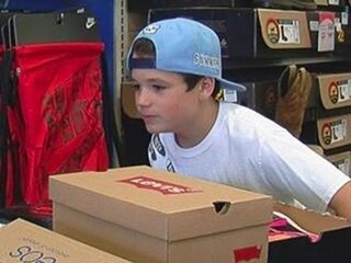 Jarige jongen vraagt jaarlijks schoenen voor arme kinderen