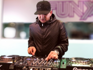 Pasgeboren zoontje van DYNA houdt rekening met zijn werktijden