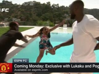 VIDEO: Paul Pogba duwt reporter in het water