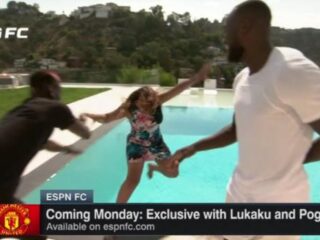 VIDEO: Paul Pogba duwt reporter in het water