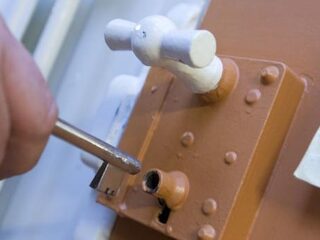 Vader valt stalker dochter aan, krijgt 4,5 jaar celstraf