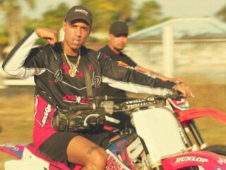 Bizzey doet een shoutout naar zijn haters in nieuwe clip