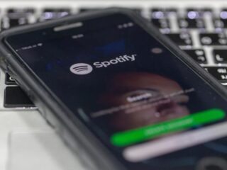 Met deze nieuwe Spotify-functie is iedereen de dj van de avond