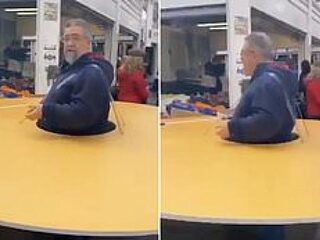 Italiaanse man draagt grote schijf om zich heen om mensen op afstand te houden