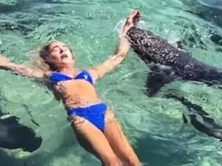 Instagrammodel aangevallen door haai tijdens fotosessie