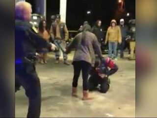 VIDEO: Politie dwingt man op zijn knieën om bijzondere reden