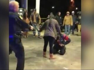 VIDEO: Politie dwingt man op zijn knieën om bijzondere reden