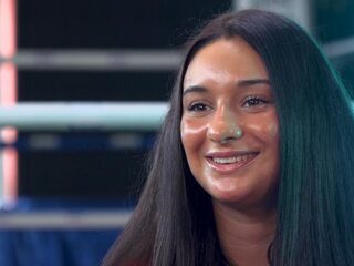 Kickbokser Esma Hasshass was bijna dood door auto-ongeluk | De Gym Van - afl. 3