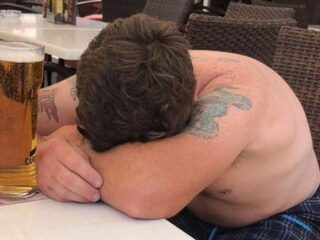 Man doet biertje na werk en wordt wakker op Mallorca