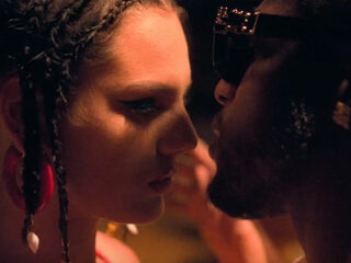 Geblokkeerde 'te spannende clip' Famke Louise en Poke nu tóch online