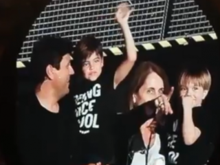 SCHATTIG: Zoontjes van Shakira zien moeder voor het eerst optreden in Amsterdam