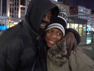 11-jarige held begint bedrijf dat gratis sokken uitdeelt aan daklozen