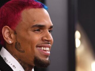 Chris Brown showt zijn nieuwe tatoeage van favoriete sneaker op gezicht