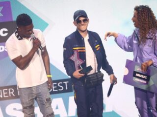 Ashafar wint award voor Next Best: "Die gaat op mijn nachtkastje!"