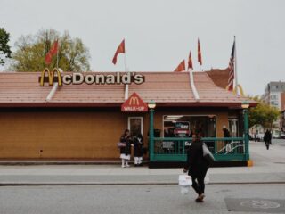 Vrouw schiet McDonald's-medewerkers neer omdat ze niet naar binnen mag