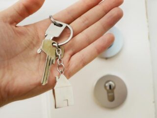 Bijna dakloze Annica (19) krijgt onderdak dankzij krantlezer: "Er moet een oplossing komen"