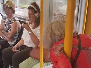 Ophef om foto van jonge mensen die niet opstaan voor oude vrouw in trein
