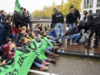 Klimaatactivisten blokkeren brug Amsterdam, meer dan 130 arrestaties