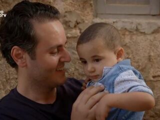 Ontroerende beelden van arts die gratis zieke kinderen opereert in geboorteland Marokko