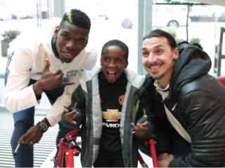 VIDEO: Mooie ontmoeting doorbijter Samuel met helden Ibrahimovic, Pogba en De Gea