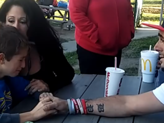 Vader filmt reactie zoontje op overlijden van zijn moeder