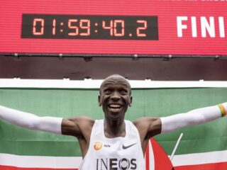 Keniaanse Kipchoge loopt als eerste mens ooit marathon onder de 2 uur