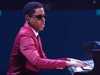 Blinde pianist (18) is zo goed dat wetenschappers zijn brein onderzoeken