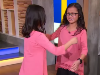 10-jarige tweelingzusjes ontmoeten elkaar voor het eerst