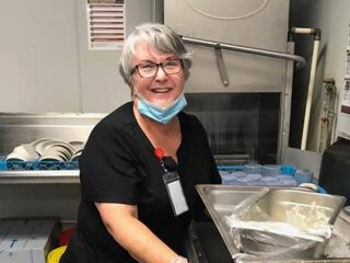 Vrouw wordt afwasser om partner in verzorgingstehuis te kunnen bezoeken