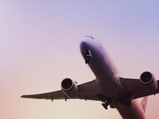 Vliegtuig moet omdraaien omdat vrouw haar baby vergeten is