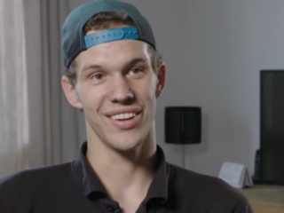 Joshua (22) is woordblind en heeft moeite met dagelijkse dingen zoals appen