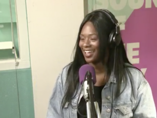 Shanee imiteert Mariah Carey in De Avondshow