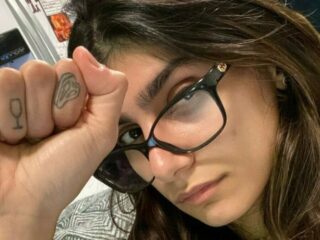 Mia Khalifa veilt 'beruchte' bril om geboorteland Libanon te steunen