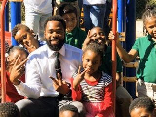 Leraar laat kids met goed cijfer freestylen in de klas en het klinkt lit