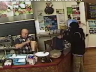 VIDEO: Gewapende overvaller compleet genegeerd door verkoper