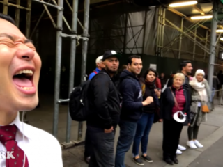 VIDEO: Youtuber zingt reggaeton- en bachatatunes keihard op straat