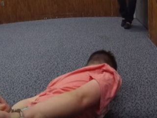 Autistische jongen wordt op basisschool tegen de grond gewerkt en geboeid