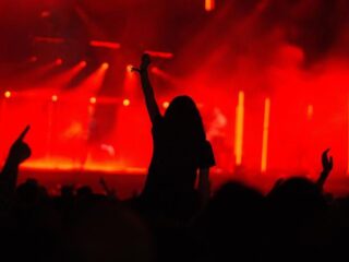 Vrouw (19) bevalt op dansvloer van Franse nachtclub