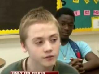 Studenten geven tas vol kleren en sneakers aan gepeste klasgenoot