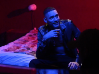 Josylvio doet aan 'Skittle Stacking' in nieuwe video