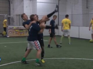 Voetballen met team drank en team drugs: wie wint er?