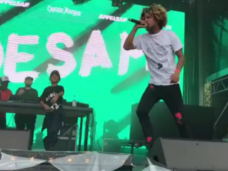 Bokoesam haalt klein jongetje on stage tijdens optreden Appelsap