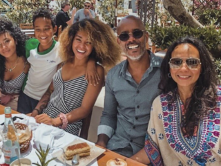 Deze Surinaams-Nederlandse familie deelt hun zen leven vanuit het zonnige Ibiza