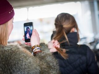 Meisje (13) zwaar mishandeld op school: "film niet, maar help"